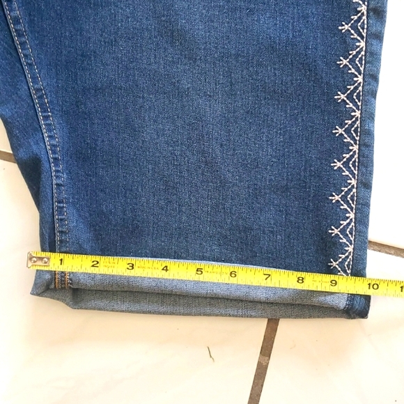 Brand new "Blue Identity" shorts with stitched pattern - Picture 4 of 9